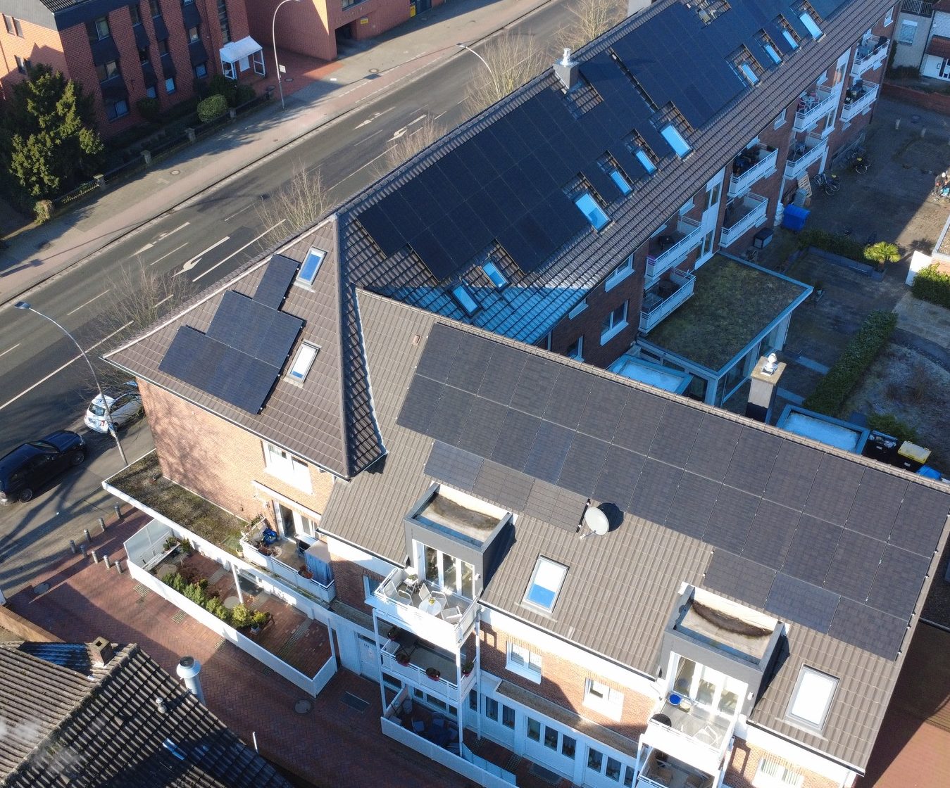 Referenzprojekt Mieterstrom – Mehrfamilienhaus mit Solaranlage von Rohlmann VIP in Münster Drohnenaufnahme Mehrfamilienhaus mit Solaranlage auf dem Dach – erfolgreiches Referenzprojekt Mieterstrom von Rohlmann VIP in Münster